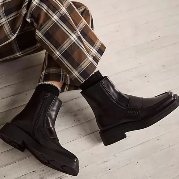 Vagabond Black Loafer Boots for Women - Picture 2 of 7